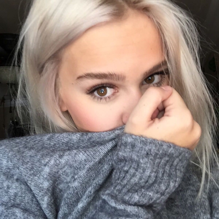 Пепельный блонд с карими глазами