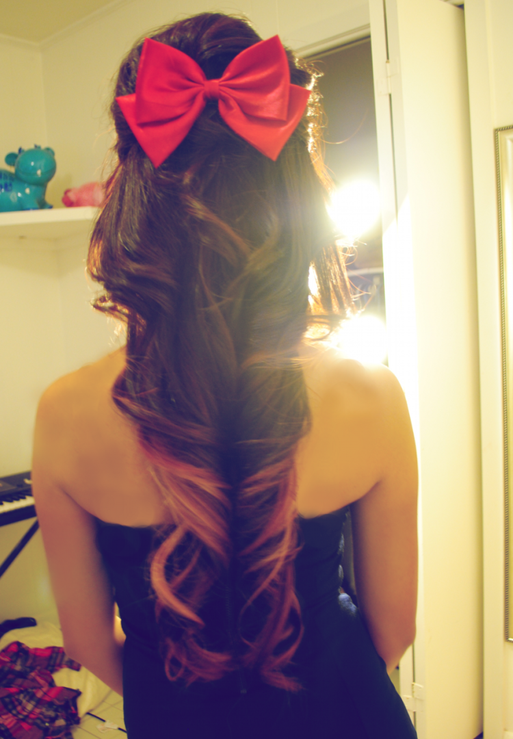 Прическа с красным бантом