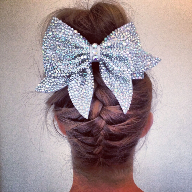 Большой бант в прическе