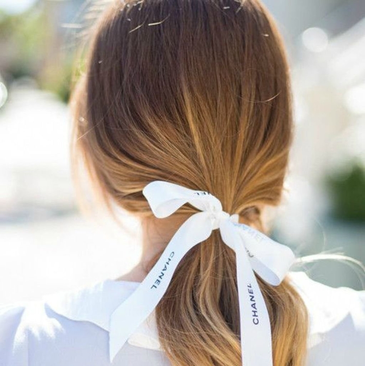 Прическа с ленточкой в волосах