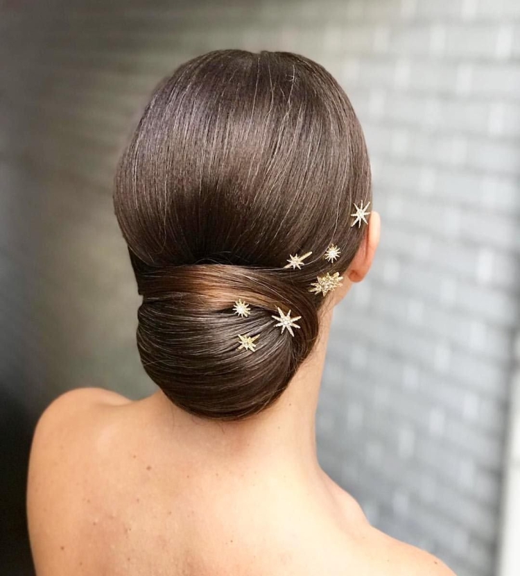 Гладкая вечерняя прическа