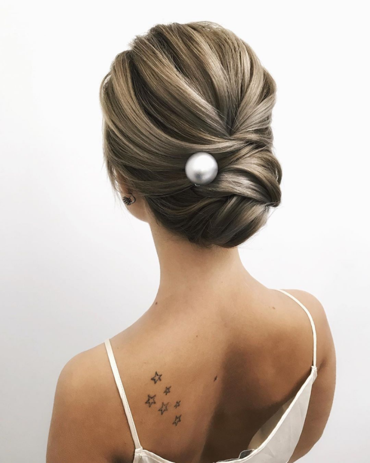 Прически с пучком с жемчужинами