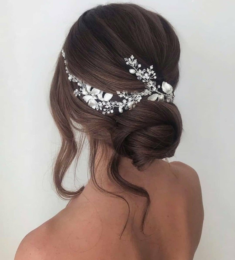 Прическа на средние волосы с украшением