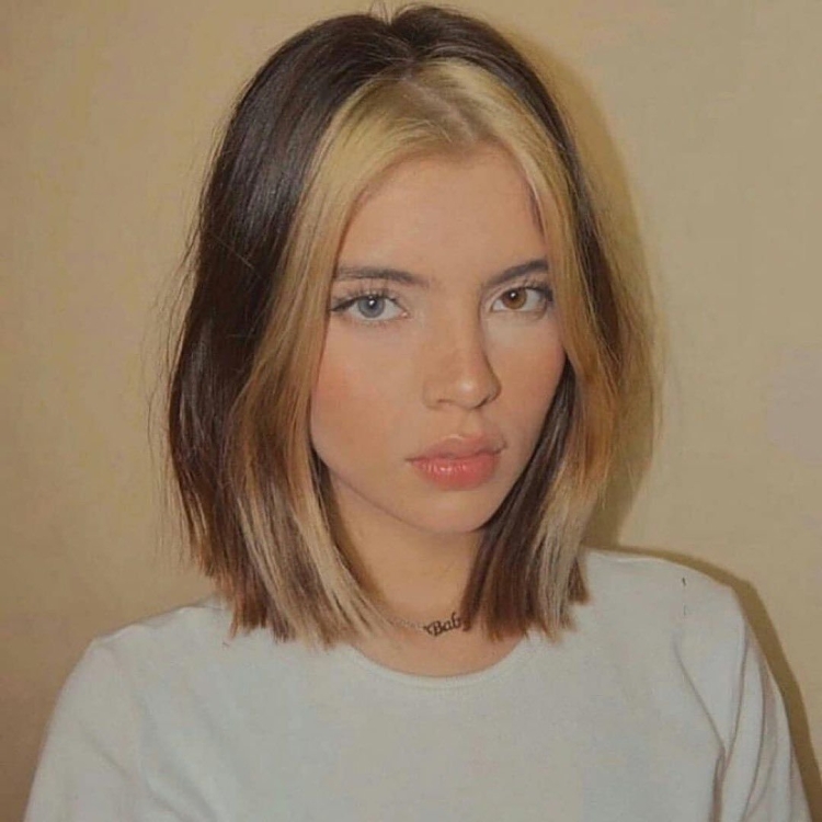 Каре с осветленными прядями у лица