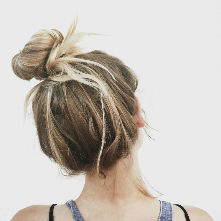Прическа messy bun