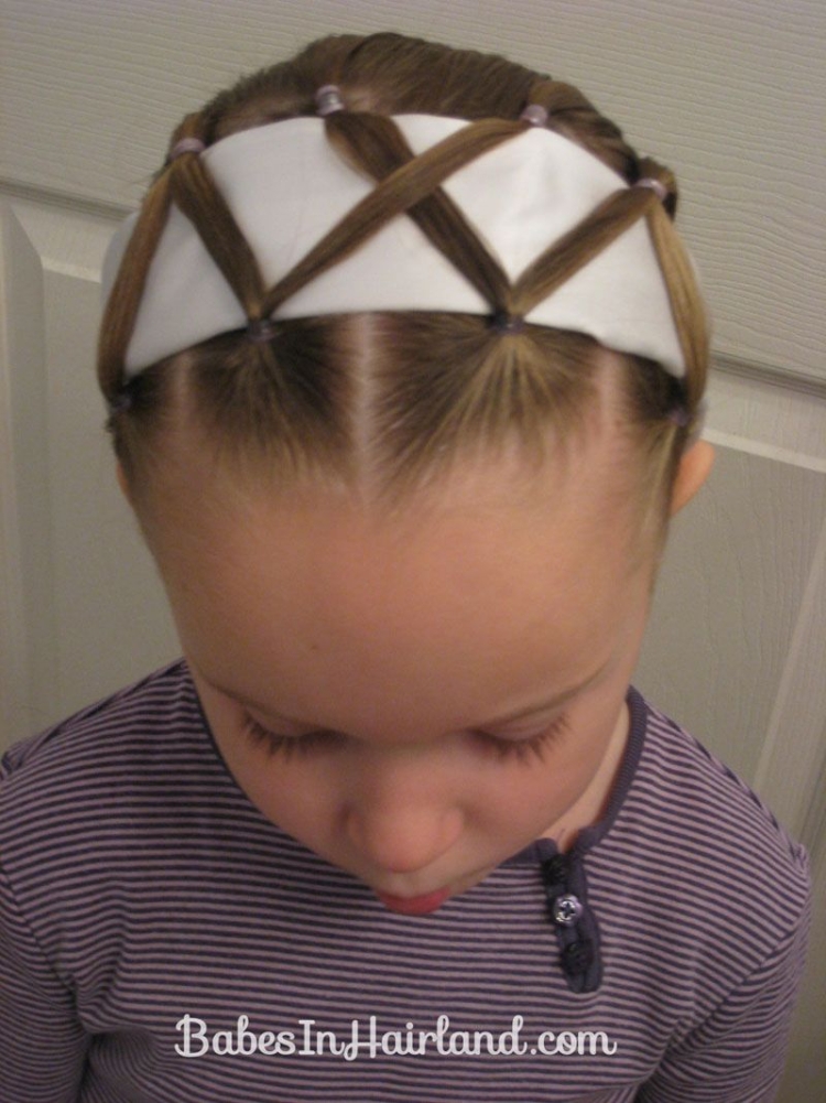 Прическа с ободком на короткие волосы для девочки