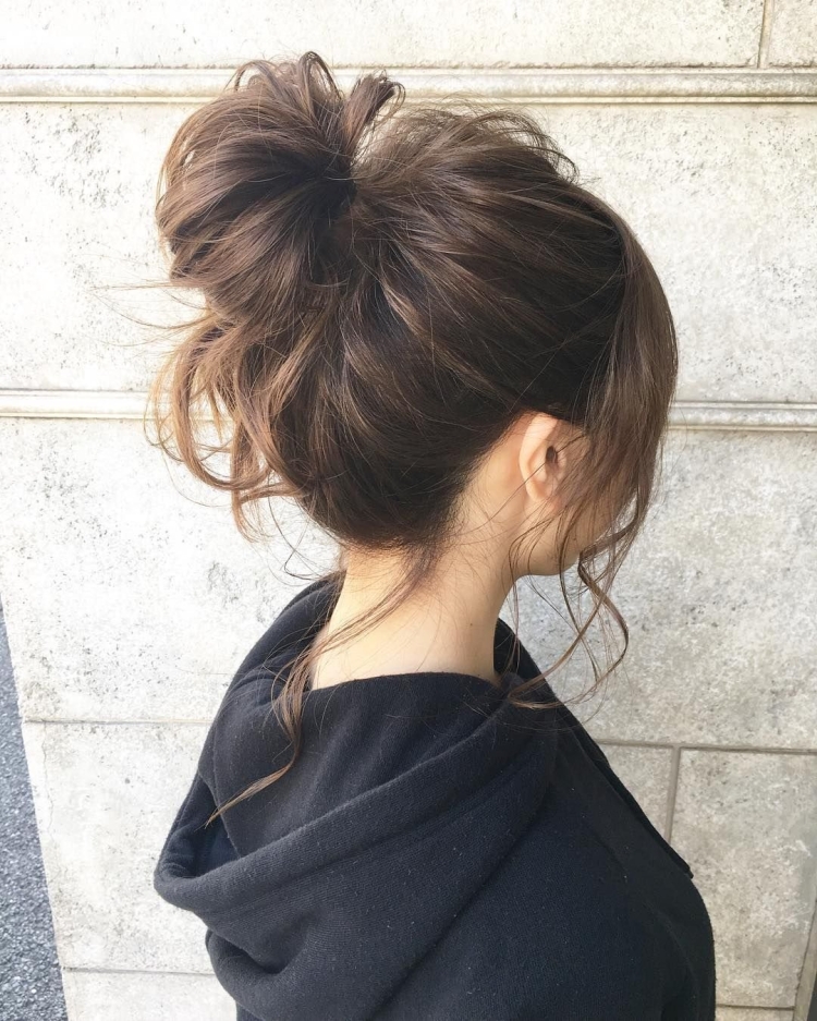 Пучок на голове небрежный