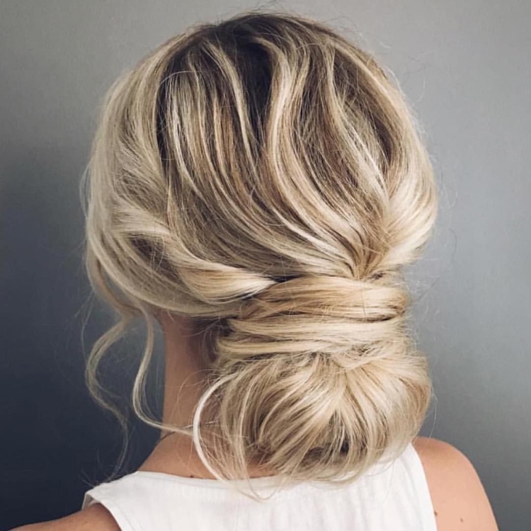 Небрежный пучок на средние