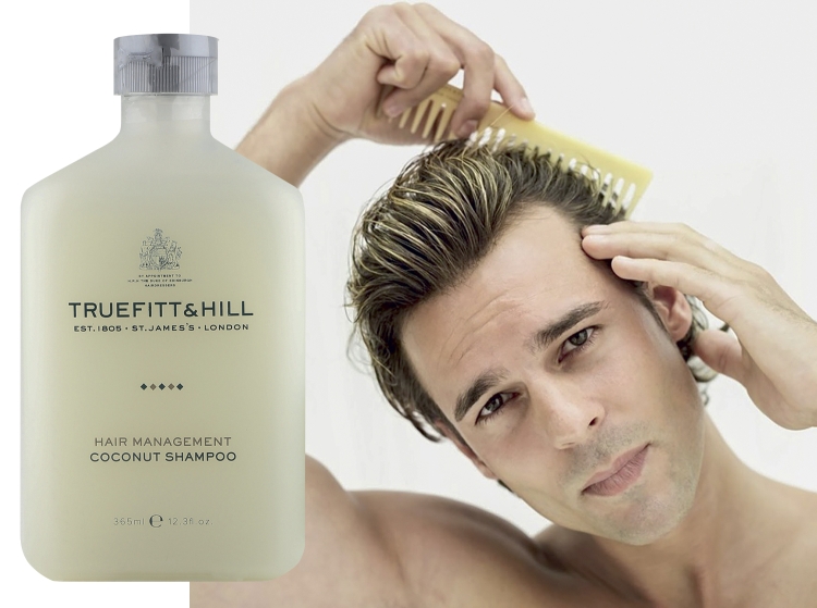 Мужчина причесывается