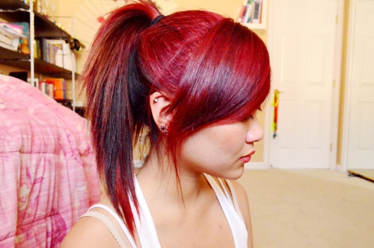 Красные пряди на русых волосах