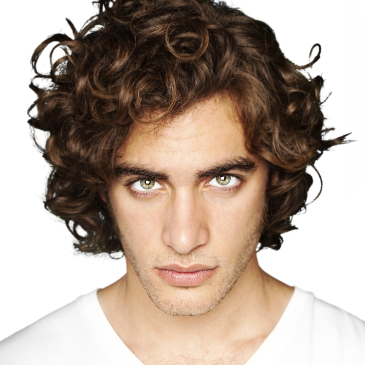 Люди с кудрявыми волосами