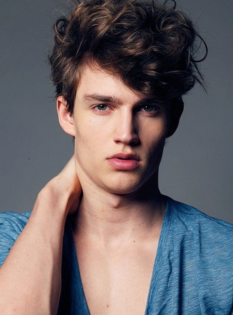 Папент с кудрявыми волосами