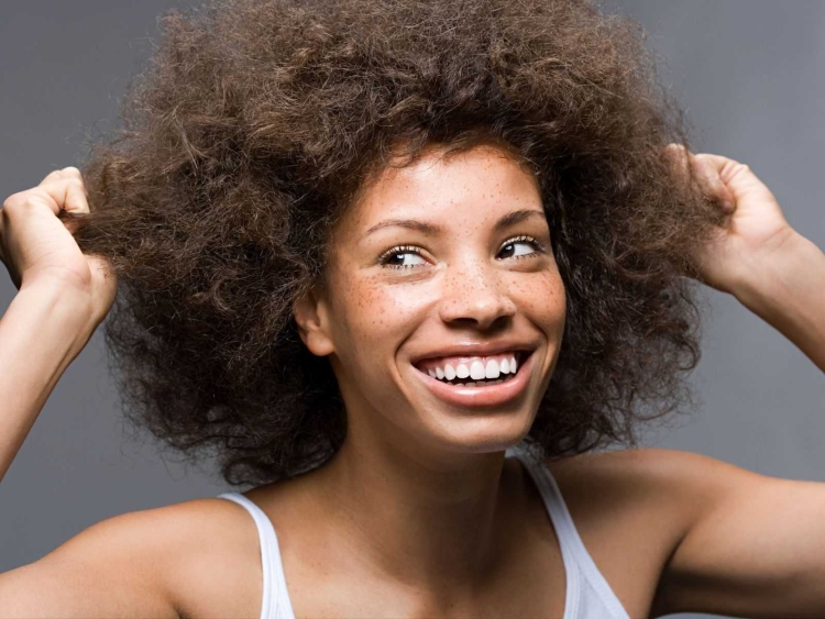 Пушистые кудрявые волосы