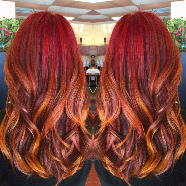 Рыжий с красными прядями