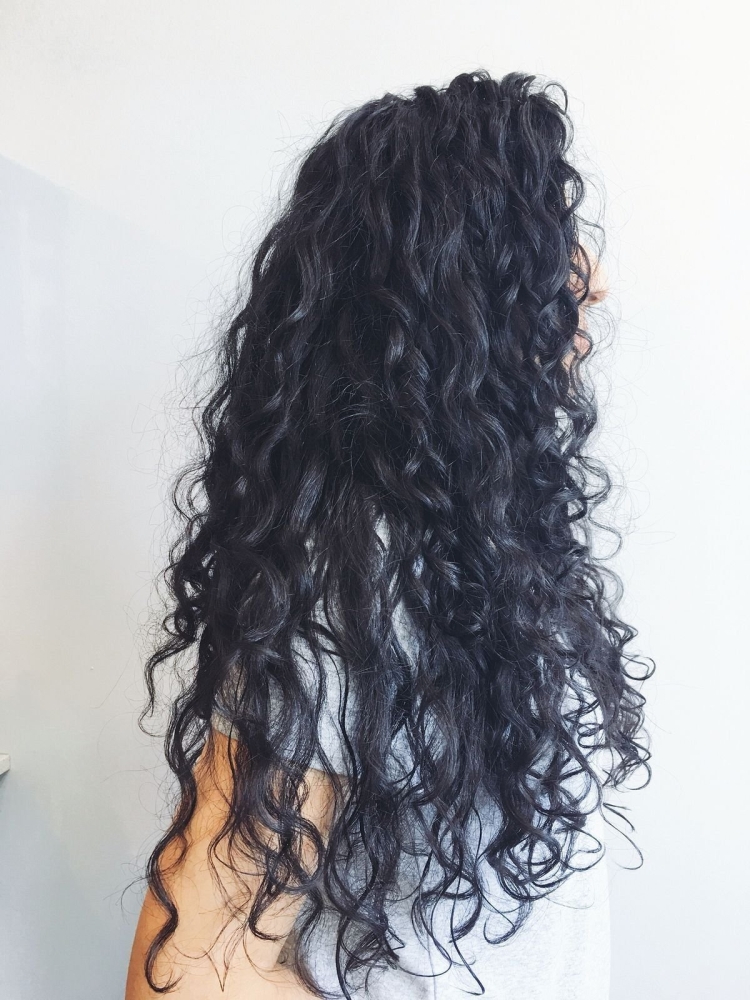 Черные кудрявые волосы