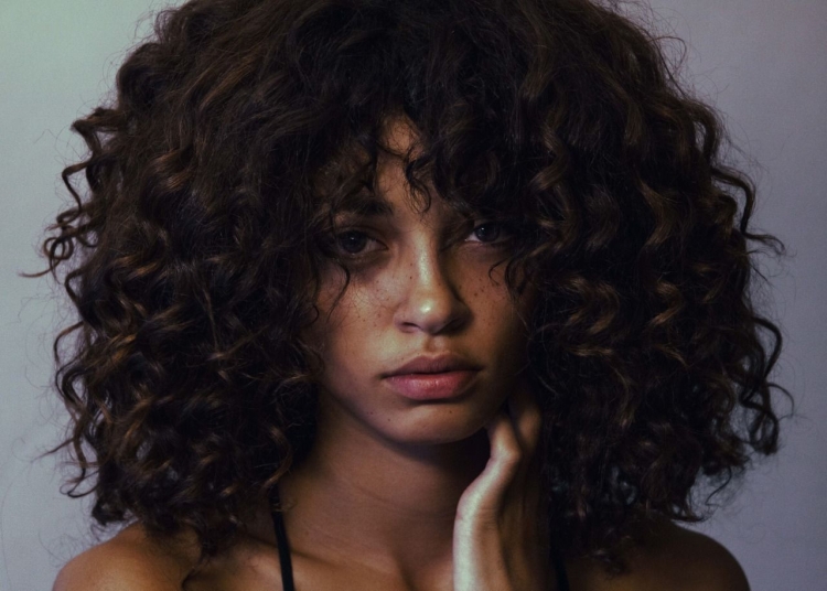Смуглая кудрявая девушка