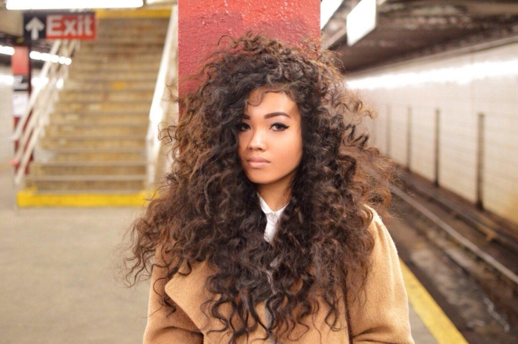 Обезьяна с длинными волосами кудрявыми