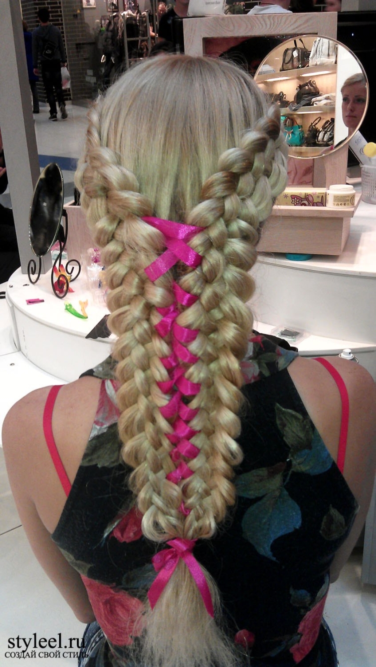 Две объемные косы с лентами