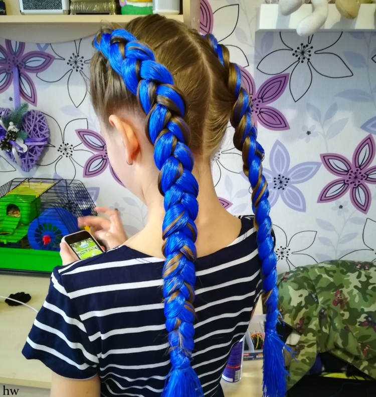 Косы с вплетенными лентами