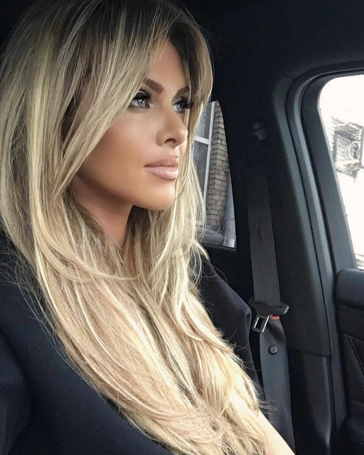 Эмили Ратажковски с удлиннённой чёлкой