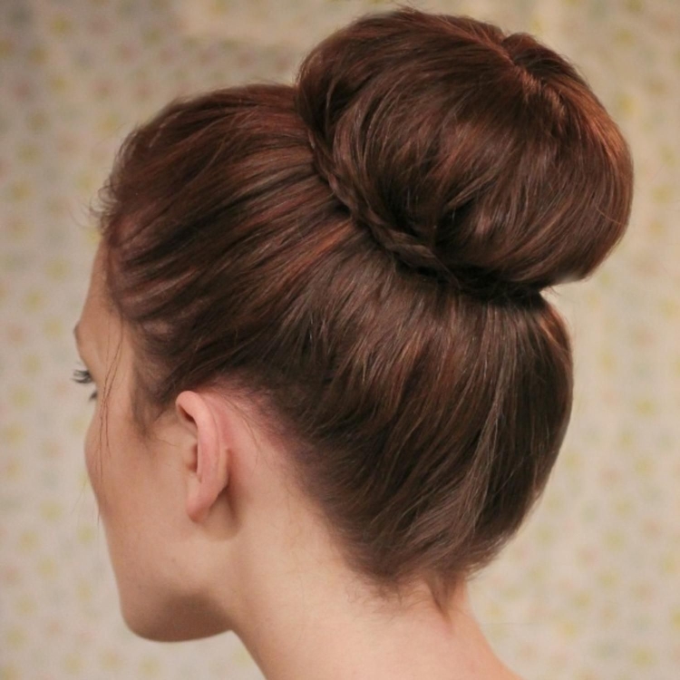 Причёска шишка на голове