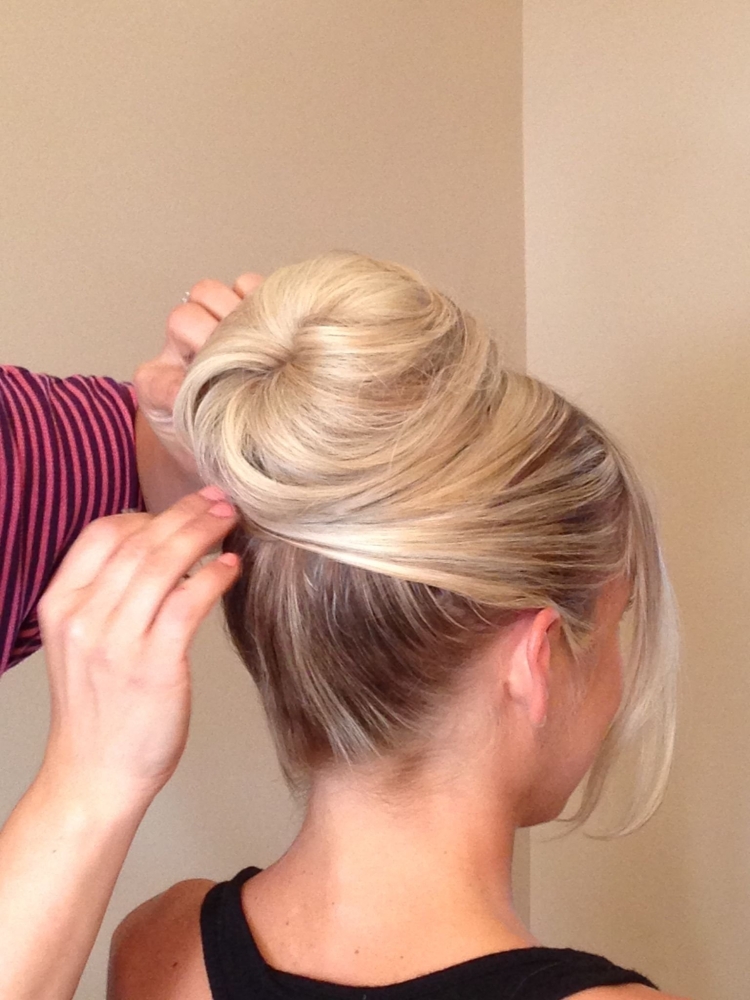 Прическа с бубликом на короткие волосы