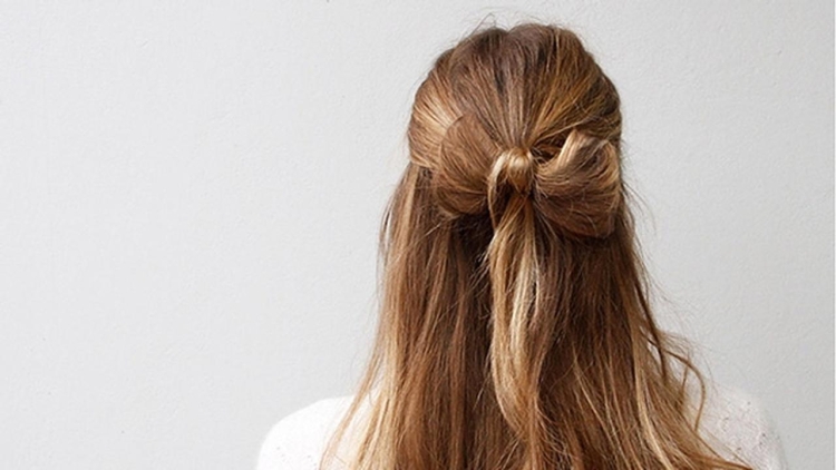 Прическа бантик сзади на распущенные волосы