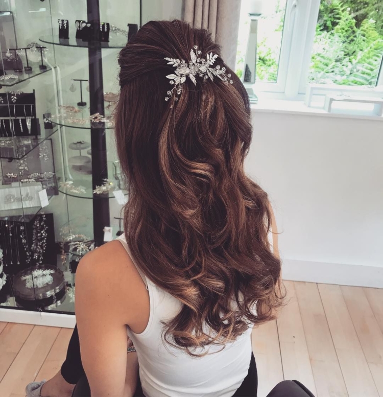 Свадебная мальвинка на длинные волосы