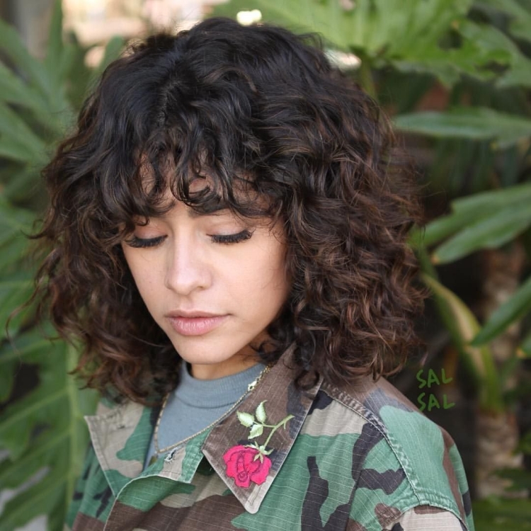 Эда Йылдыз с челкой кудрявой