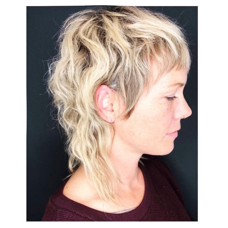 Короткая кудрявая стрижка маллет