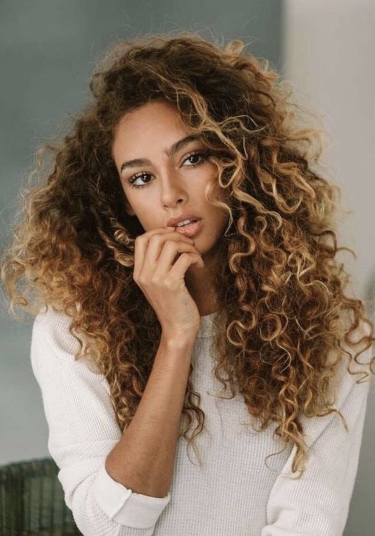 Curly Brown певица
