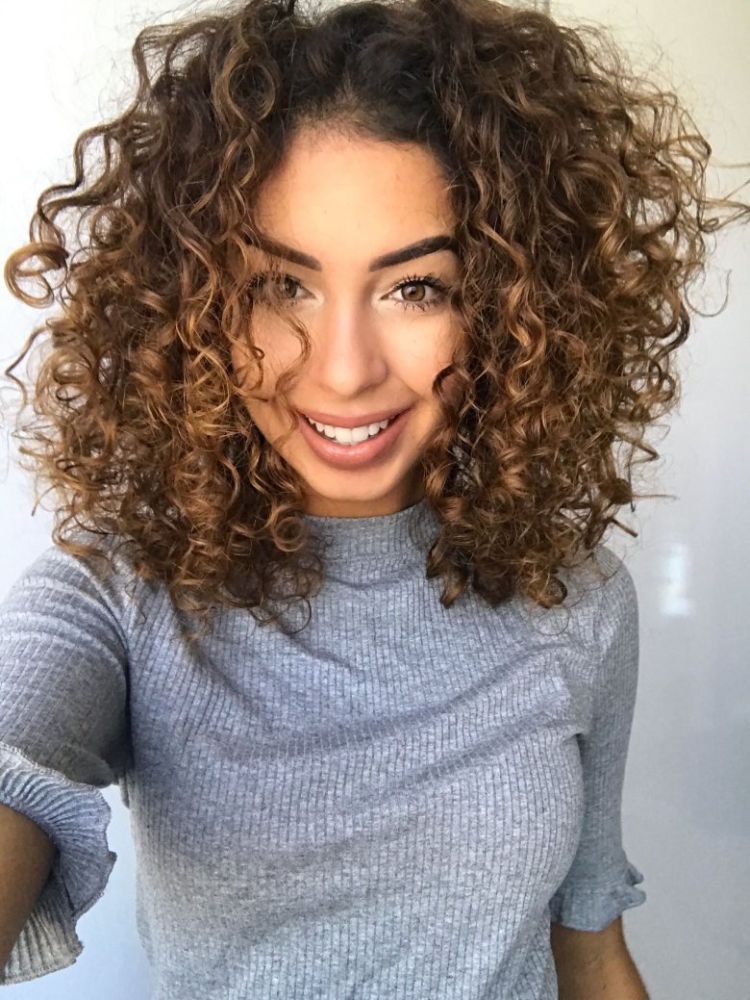 Кудрявые окрашенные волосы