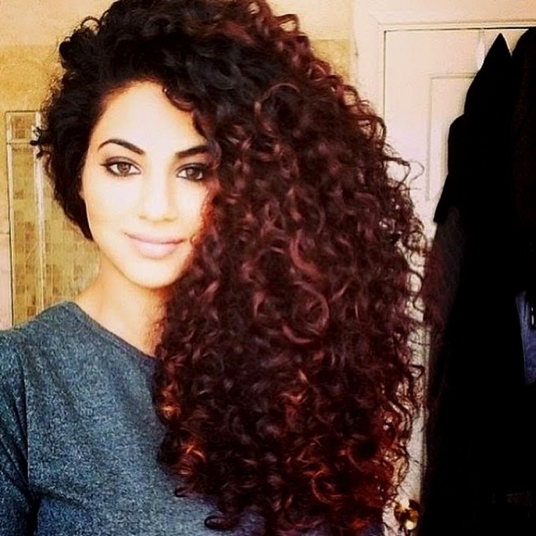 Кудрявая брюнетка