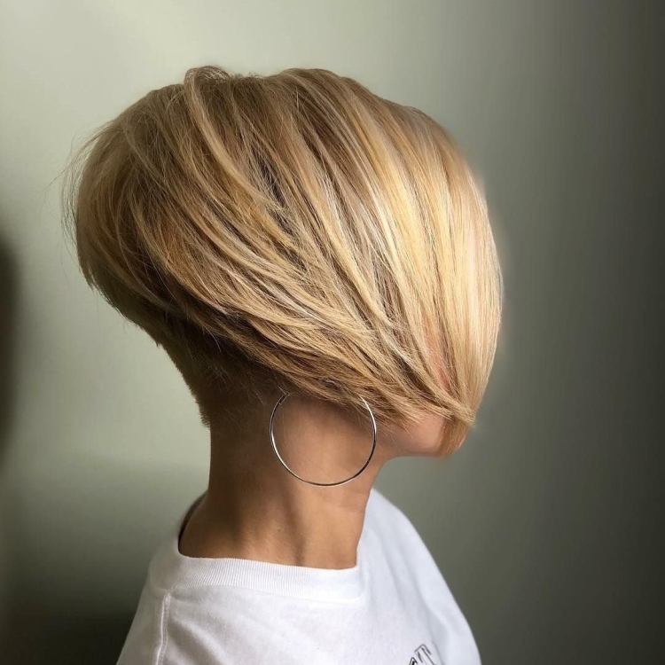 Боб с высоким затылком