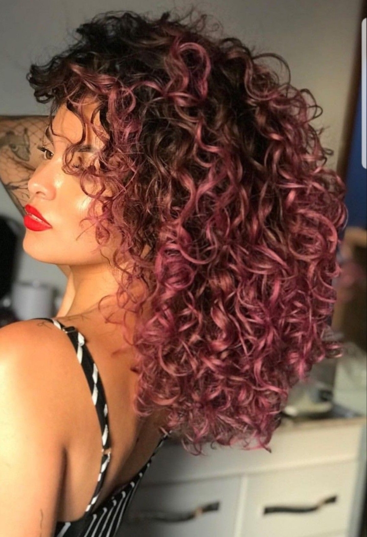 Креативное окрашивание на кудрявые волосы