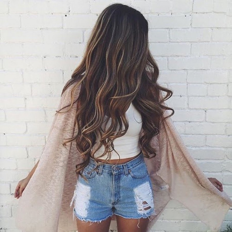 Девушка с коричневыми волосами