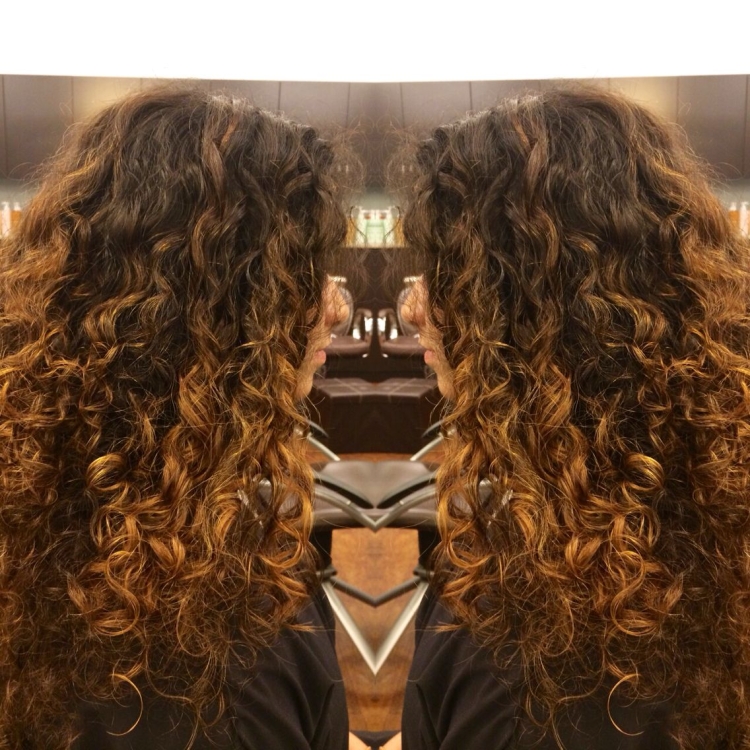 Шатуш на темные кудрявые волосы