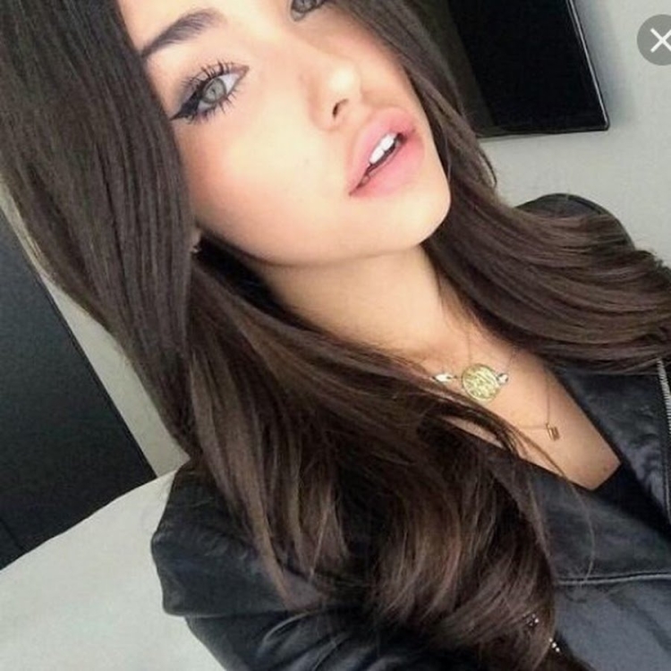 Мэдисон бир с черными волосами