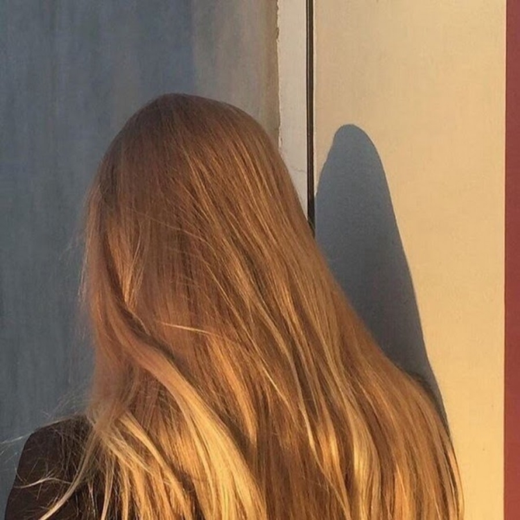 Золотисто русые волосы со спины