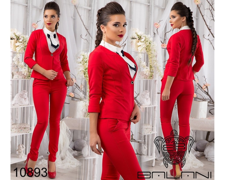 Женский брючный костюм вид сзади