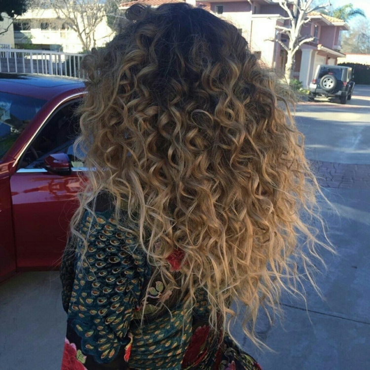 Балаяж на длинные кучерявые волосы