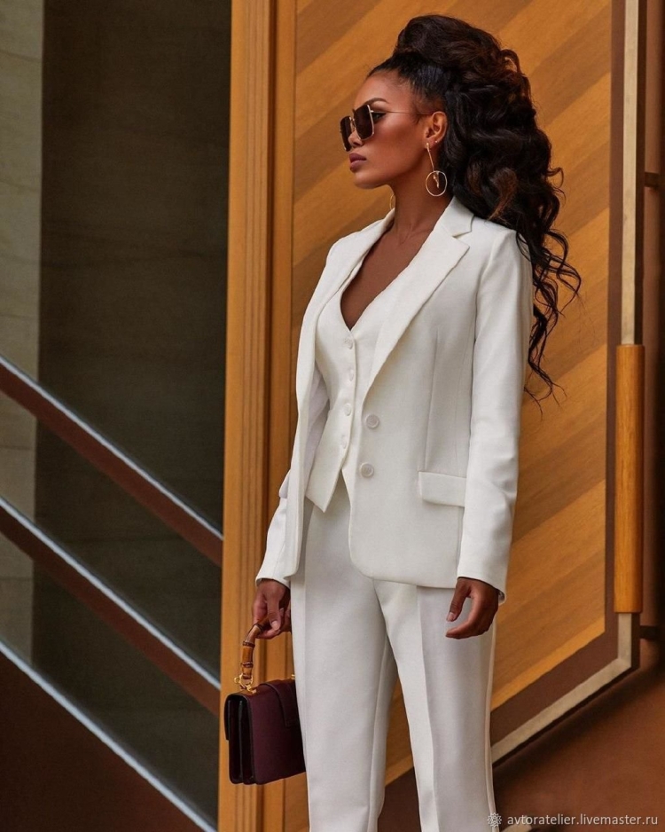 Брючный костюм для ведущей