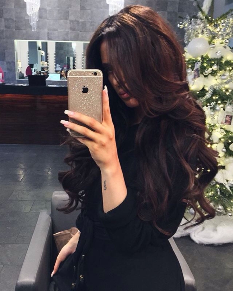 Брюнетка и каштановые волосы