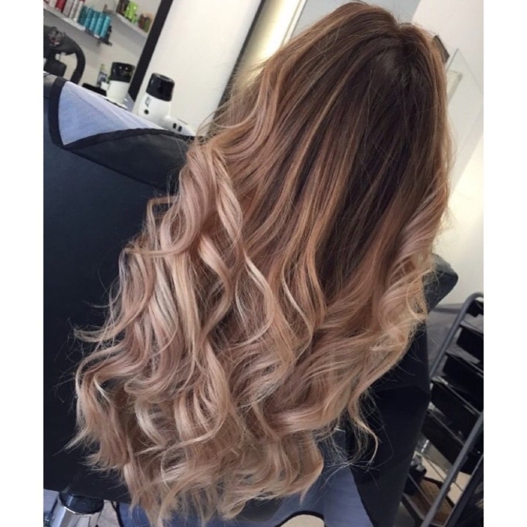 Балаяж на русые волнистые волосы