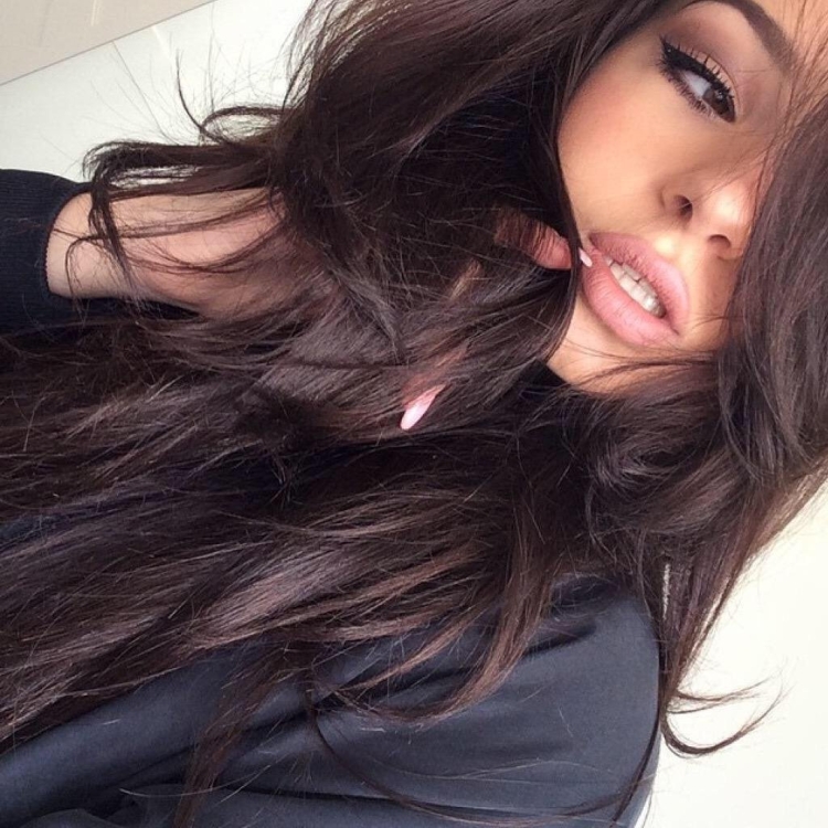 Красивые девушки с темными волосами