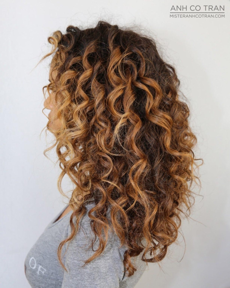 Красивое окрашивание на длинные кудрявые волосы