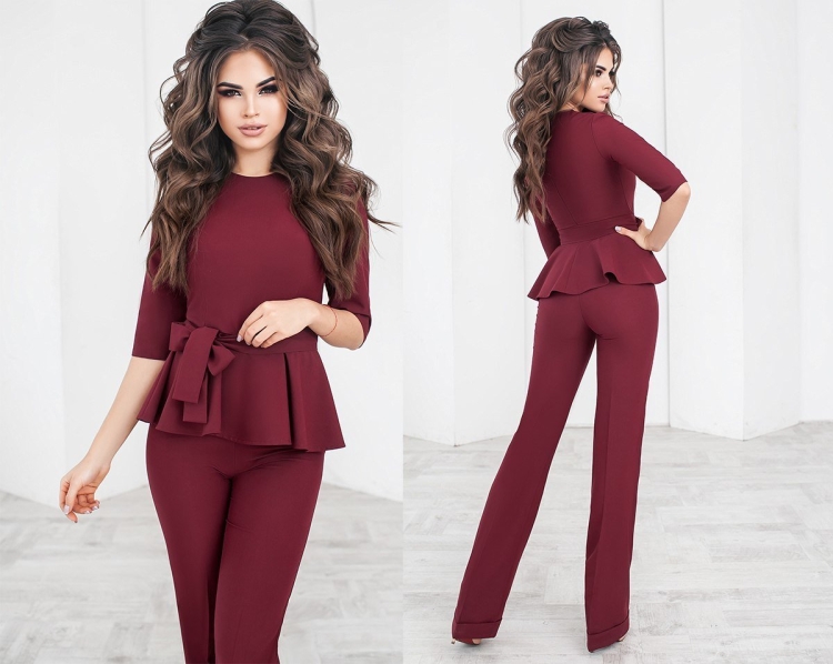 Девушка в белом костюме