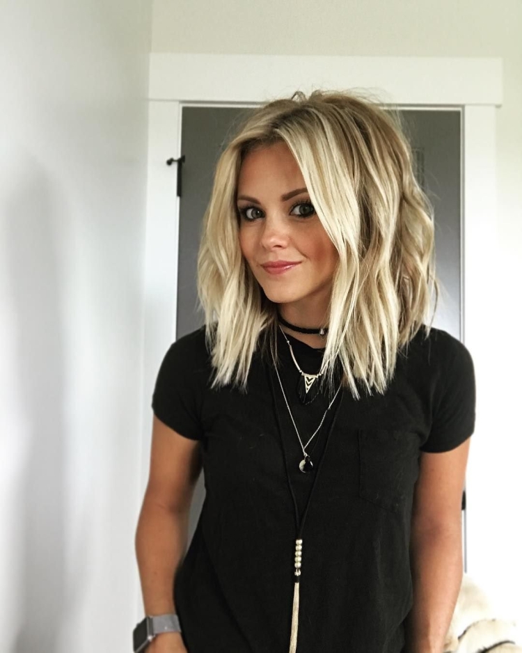 Стрижка с рваными концами на средние волосы