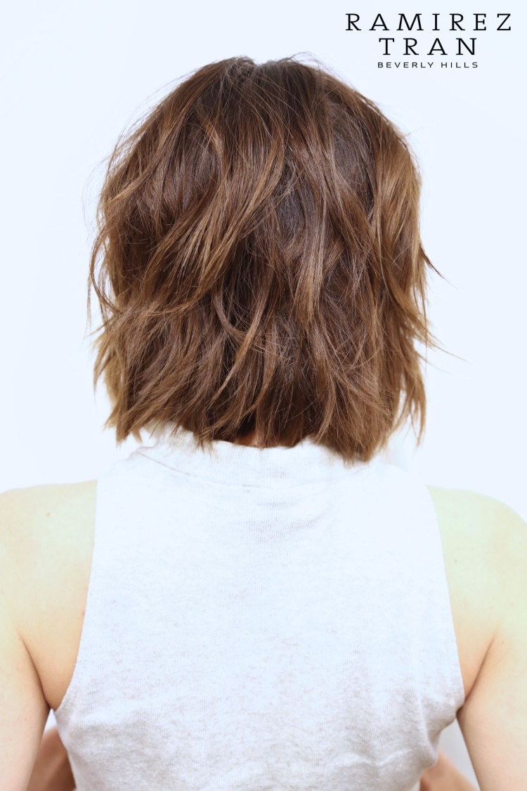 Стрижка до плеч с рваными концами