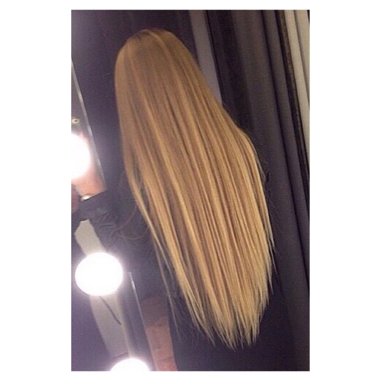 Длинные прямые волосы со спины светлые